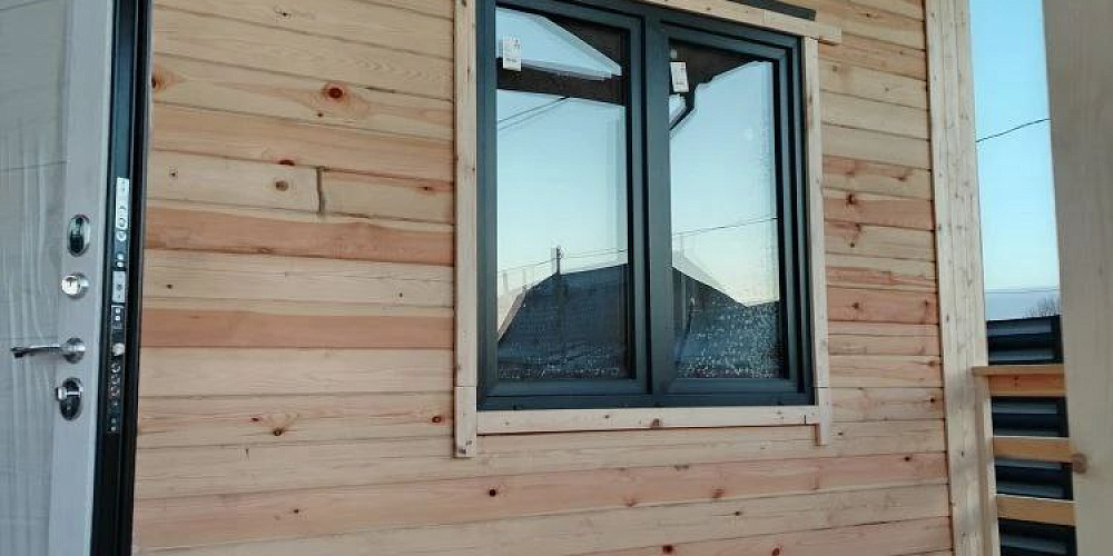 Установка обсады и окон VEKA в доме из профилированного бруса естественной влажности — опыт бригадира Сергея Шувалова (ШУВОЕ)